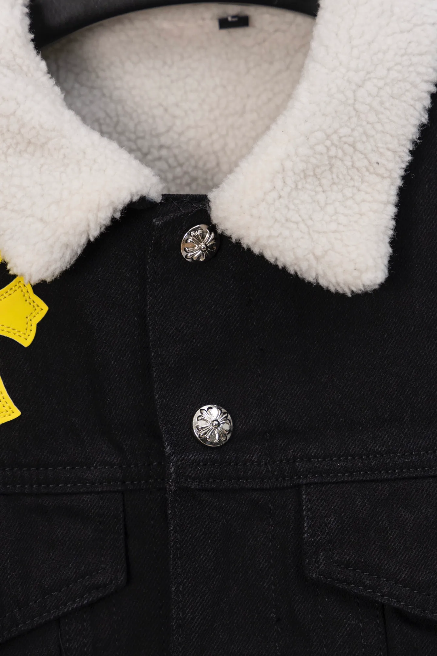 P330 ChromeHearts CH ChromeHearts Lamb Wool Collar Jacket Black Denim Jacket Colorful Cross Patchwork Leather Suede Lamb Wool Lining Fashionable and Personalized Super versatile and good-looking denim jacket Suitable for both men and women A must-have item Packaging Tag Collar Label Washed Wheat Complete Color: Black Size: S-XL